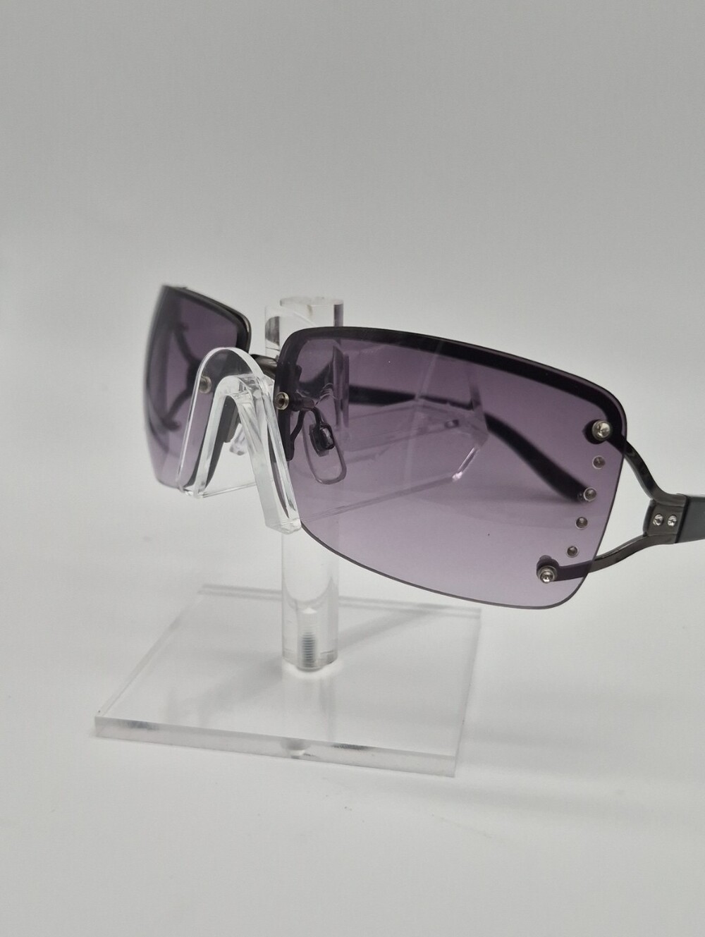 Daisy Fuentes Men's Rimless Sunglasses with Purple Gradient Lenses